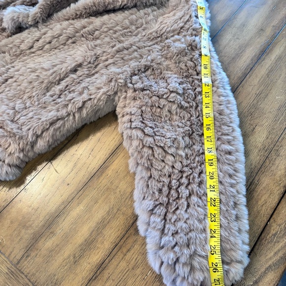 Heartloom Sally Faux Fur Jacket, Medium, Modern Contemporary Feminine Comfy - Picture 5 of 15